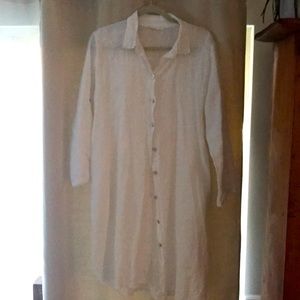 Made in Italy linen shirt dress with pockets.